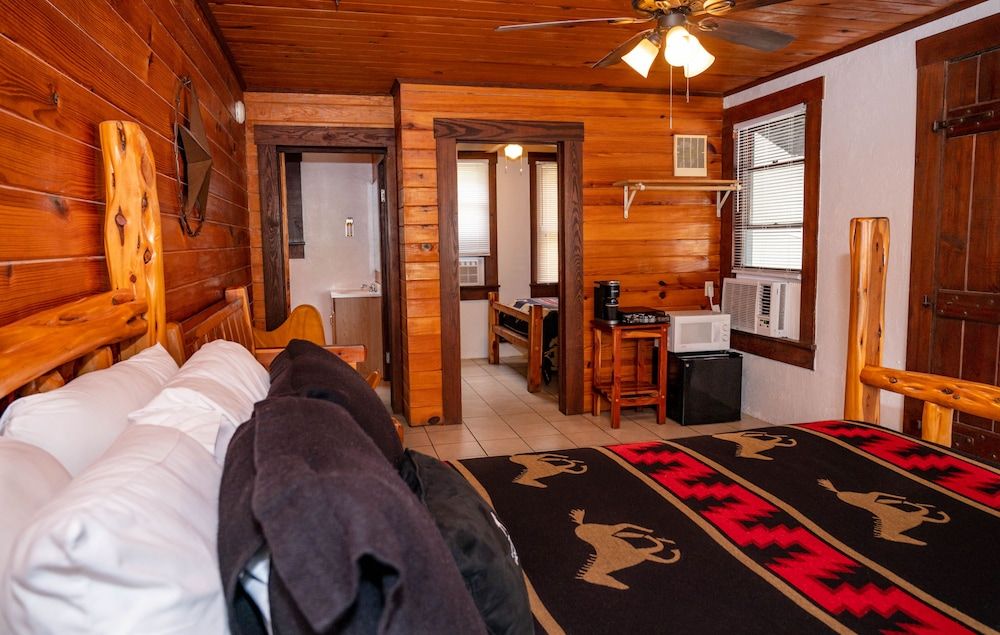 The Vaquero Motel Classic Cabin, 2 Bedrooms, Non Smoking, Park View 5