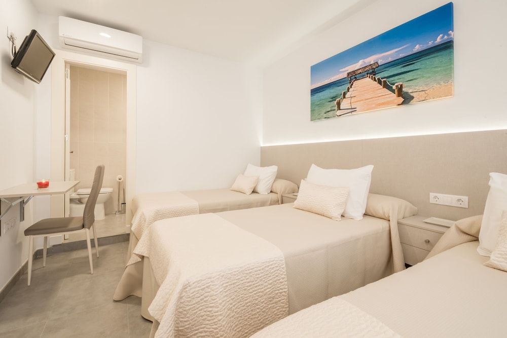 Hostal Romerito Triple Room 5