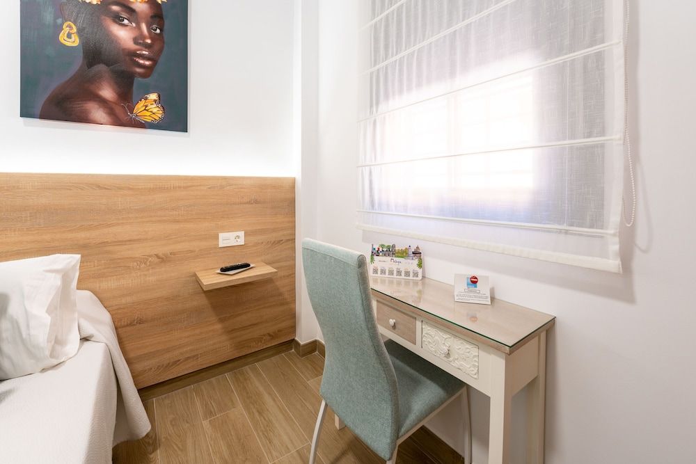 Hostal Romerito Deluxe Twin Room 9