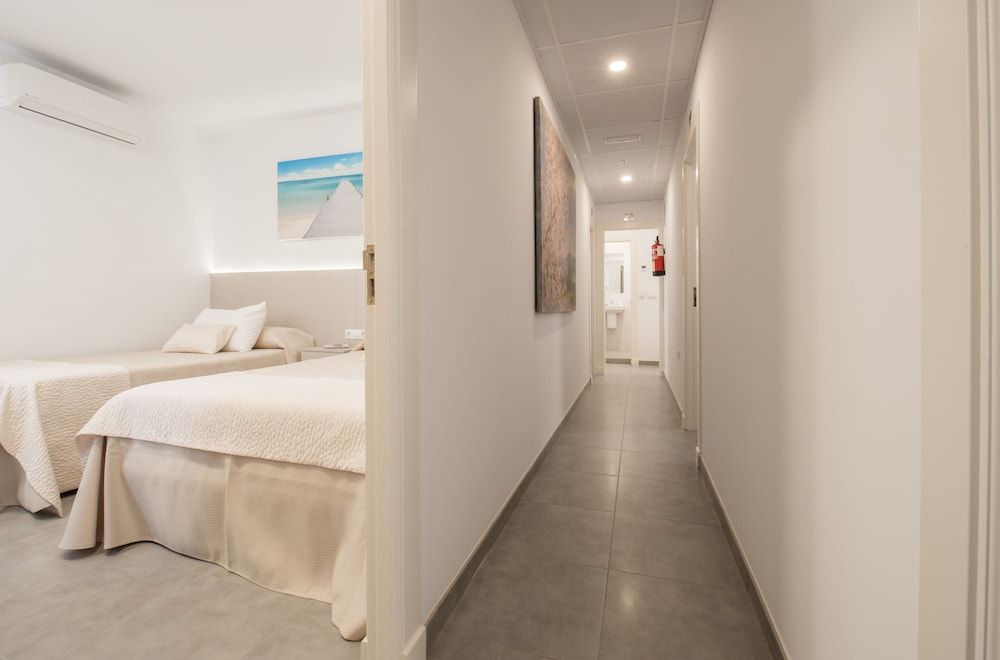 Hostal Romerito Twin Room (small) 5