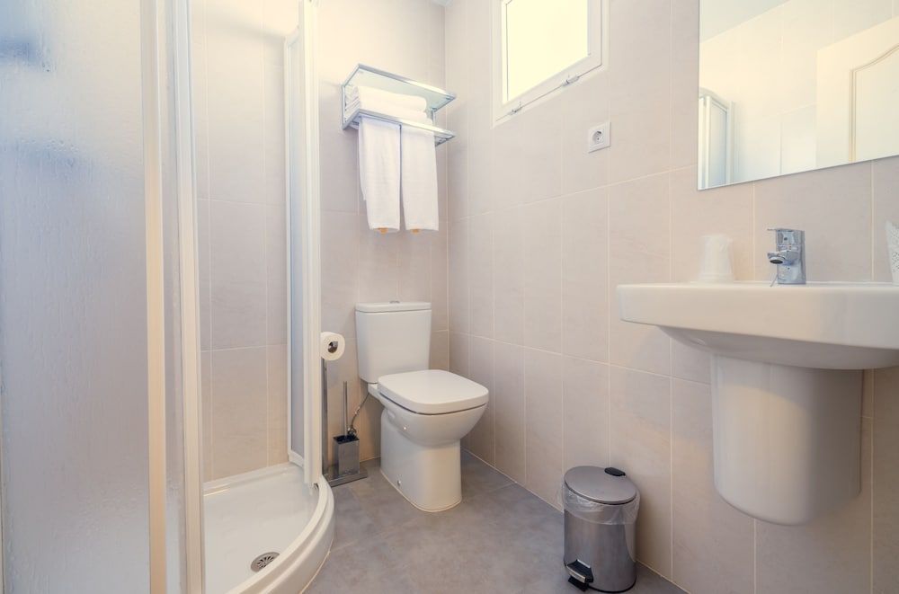 Hostal Romerito Triple Room 8