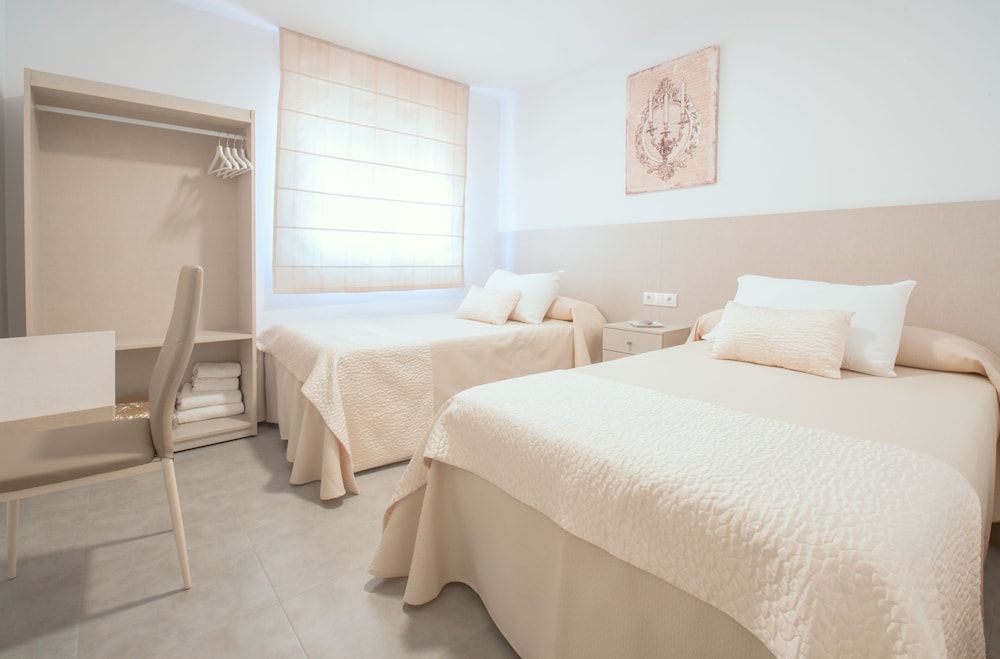 Hostal Romerito Twin Room (small) 4