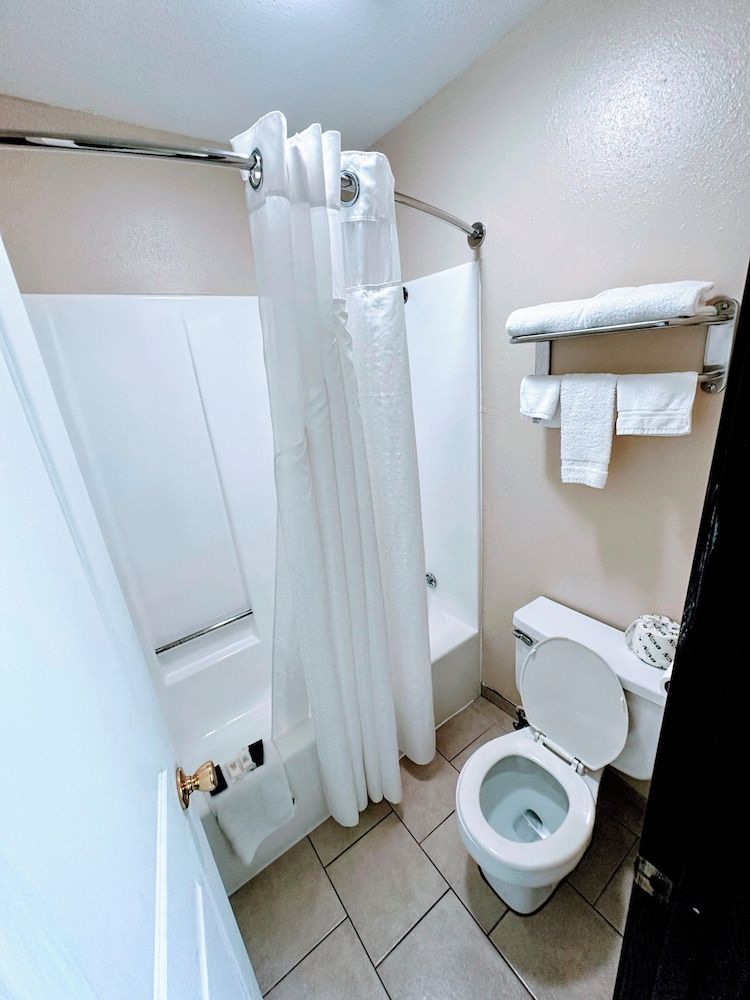 Relax Inn Henryetta Comfort Room, 1 King Bed, Smoking 4