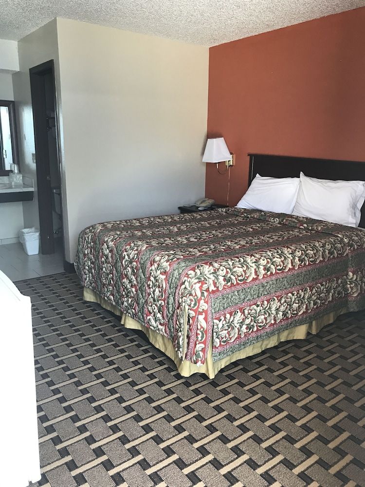 Relax Inn Henryetta Comfort Room, 1 King Bed, Smoking