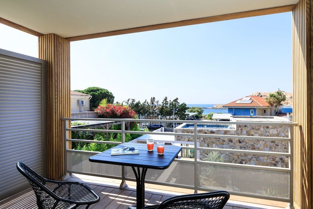 Standard Studio, Sea View