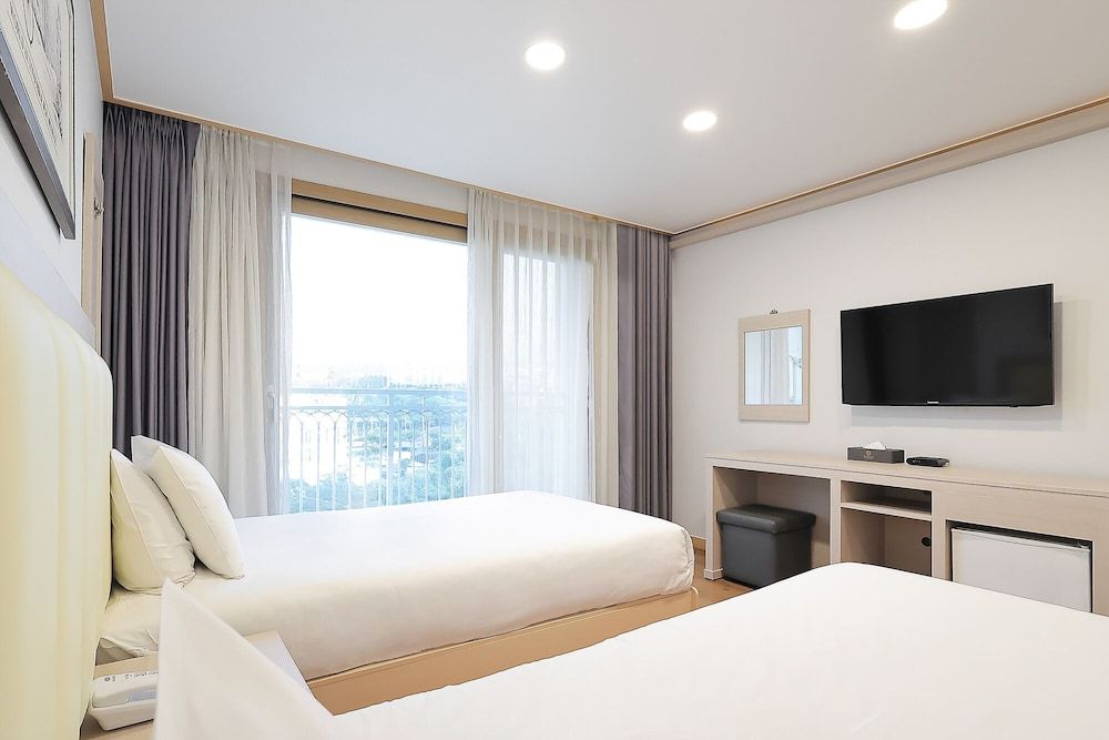 Shin Shin Hotel Jeju City Double or Twin Room (Room type assigned upon check-in) 2