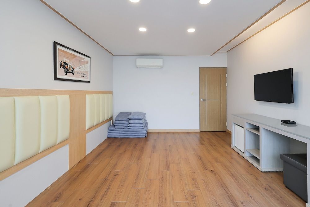 undefined Shin Shin Hotel Jeju City 7