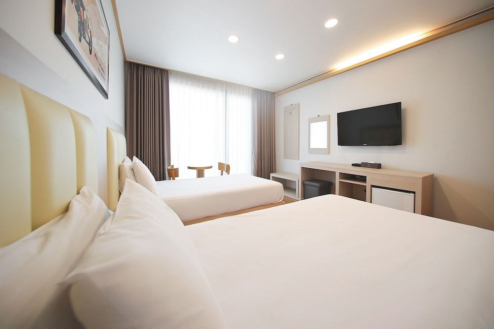 Shin Shin Hotel Jeju City Double or Twin Room (Room type assigned upon check-in) 4