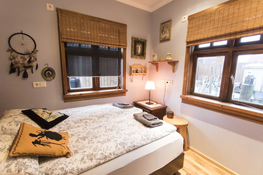 Raven's Bed and Breakfast Double or Twin Room, Shared Bathroom 5