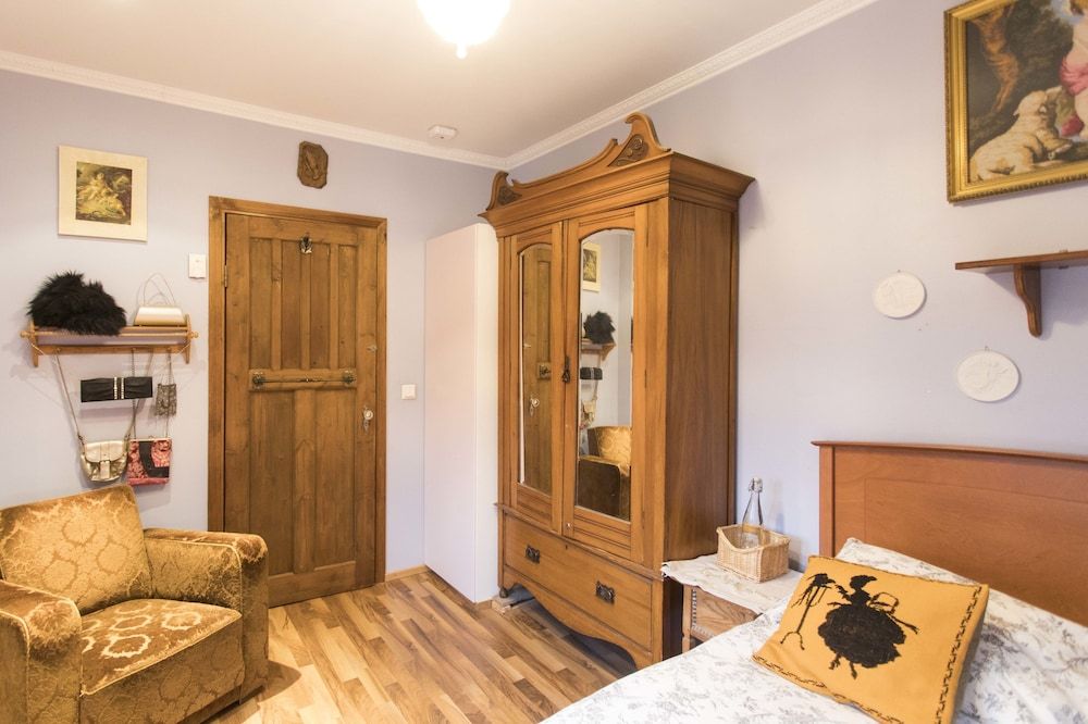 Raven's Bed and Breakfast Double or Twin Room, Shared Bathroom 4