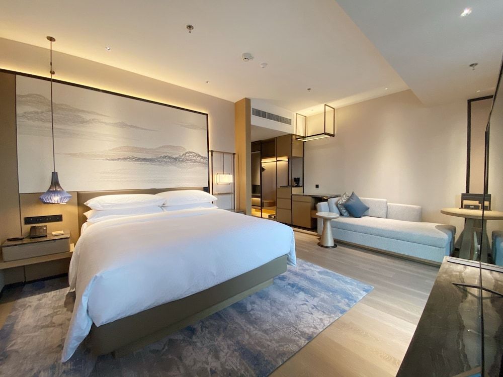 Room, 1 King Bed, Corner (Premium Deluxe)