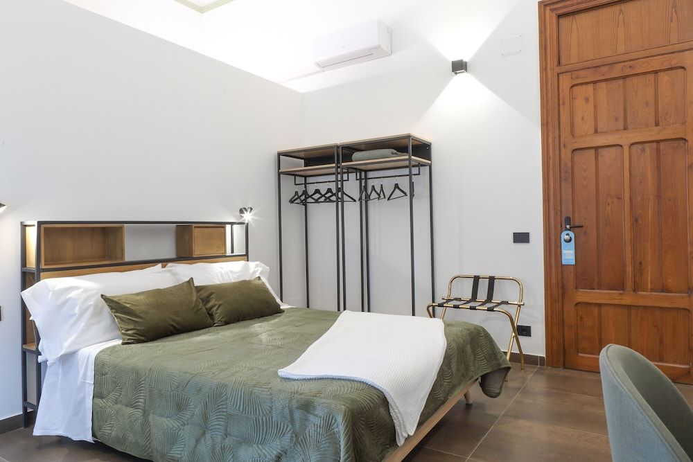 Bohémien Boutique Guesthouse Exclusive Room, 1 Queen Bed, Balcony, City View 2