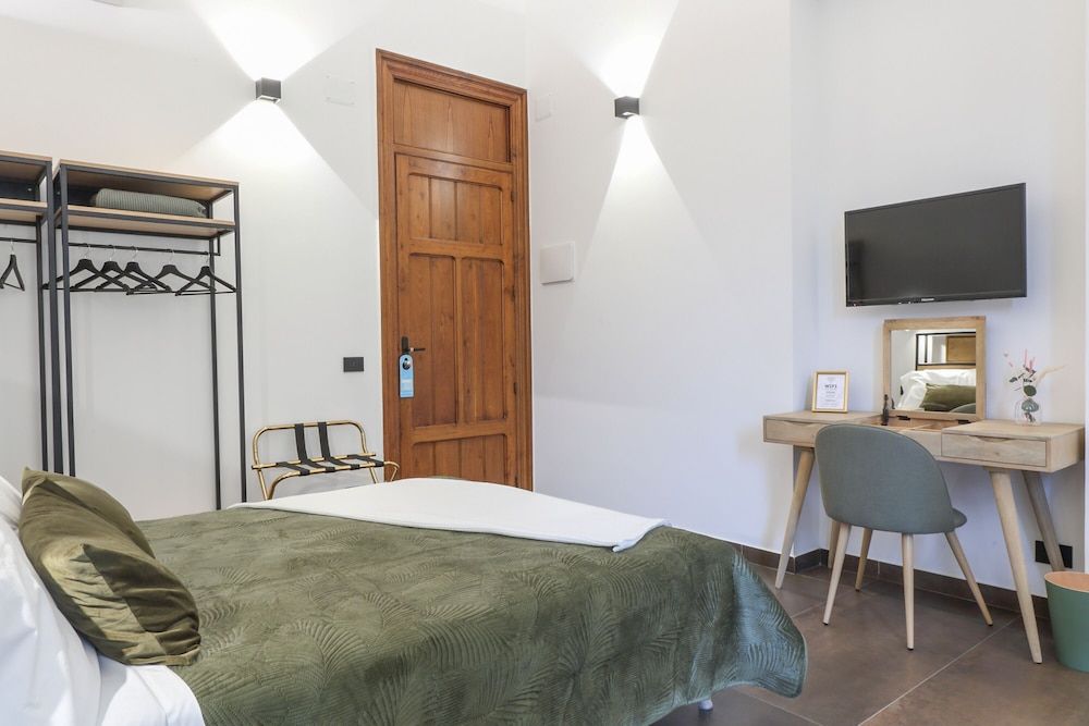 Bohémien Boutique Guesthouse Exclusive Room, 1 Queen Bed, Balcony, City View 4