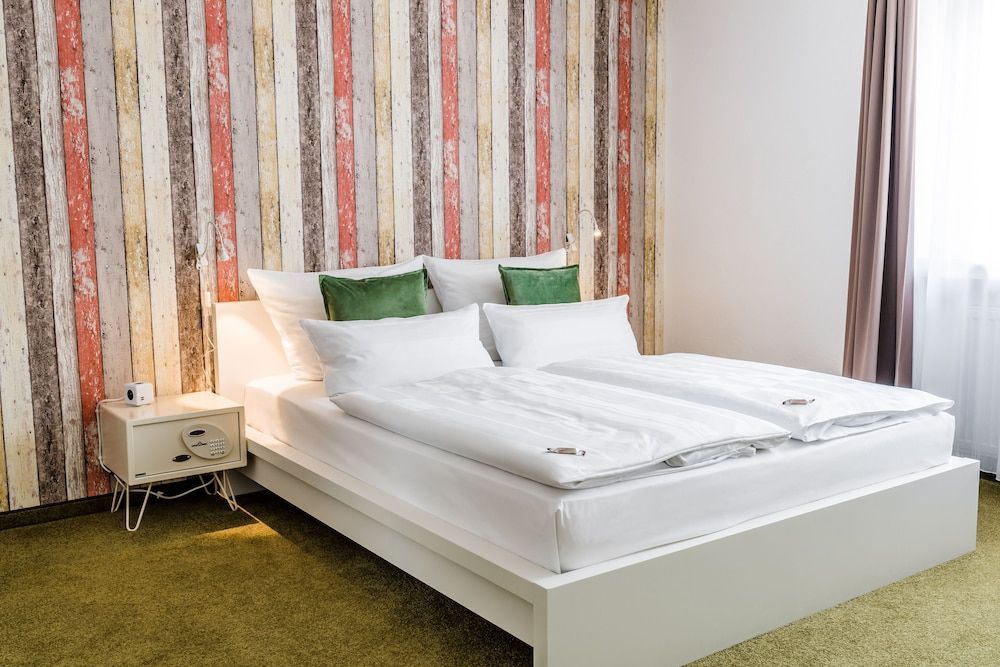 Haus am Park - Ihr Gästehaus in Velbert Classic Double Room, Private Bathroom, Park View 4