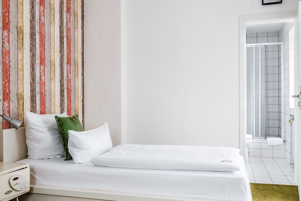 Haus am Park - Ihr Gästehaus in Velbert Classic Single Room, Private Bathroom, Park View 3