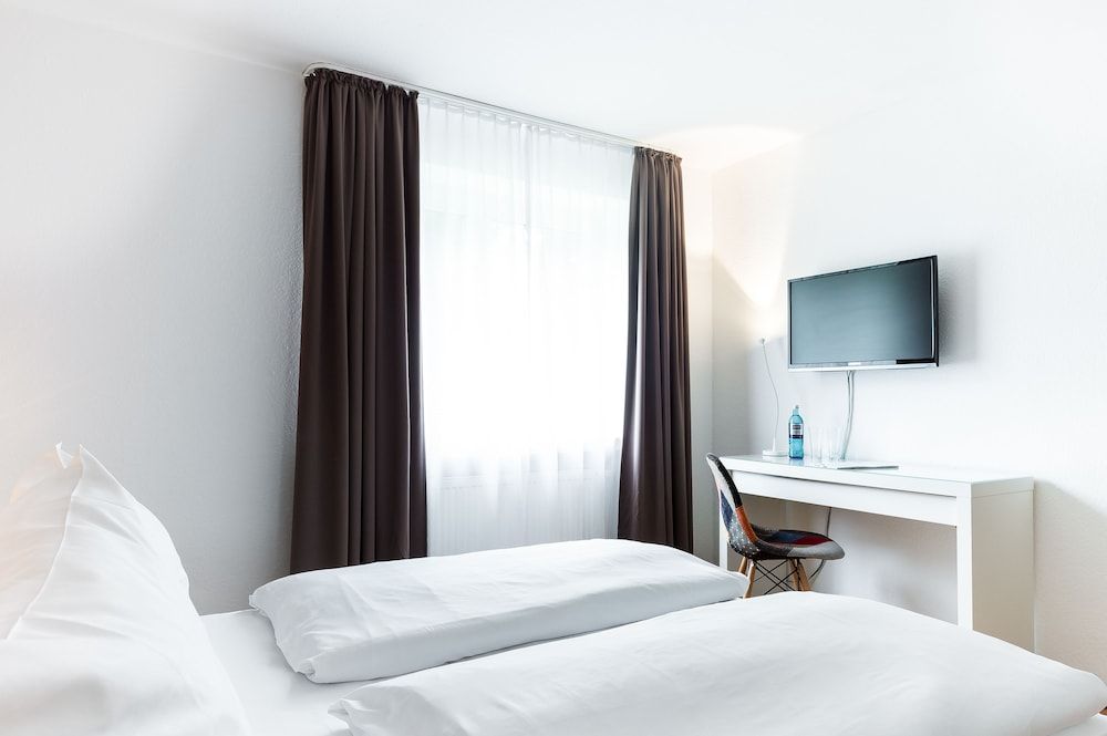 Haus am Park - Ihr Gästehaus in Velbert Classic Double Room, Private Bathroom, Park View 3