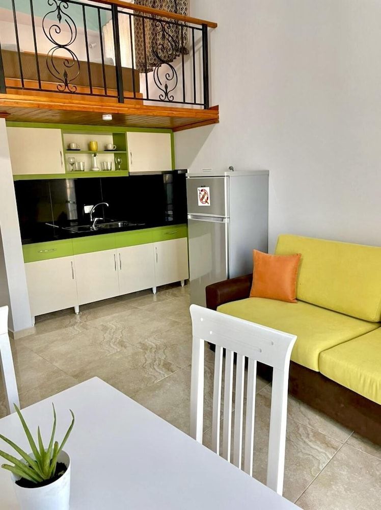 Crown Deluxe Apartments Studio, Sea View 3