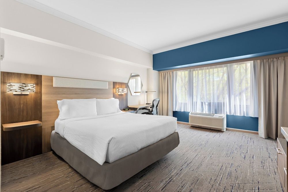 Standard Room, 1 Queen Bed, Accessible (Mobility)
