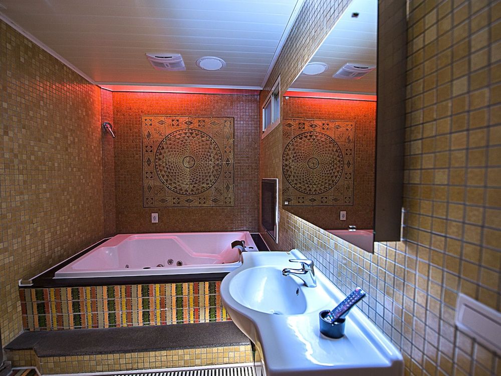 Lai Yin Motel Deluxe Double Room 14