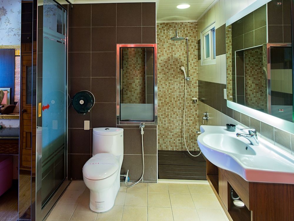 Lai Yin Motel Deluxe Double Room 11