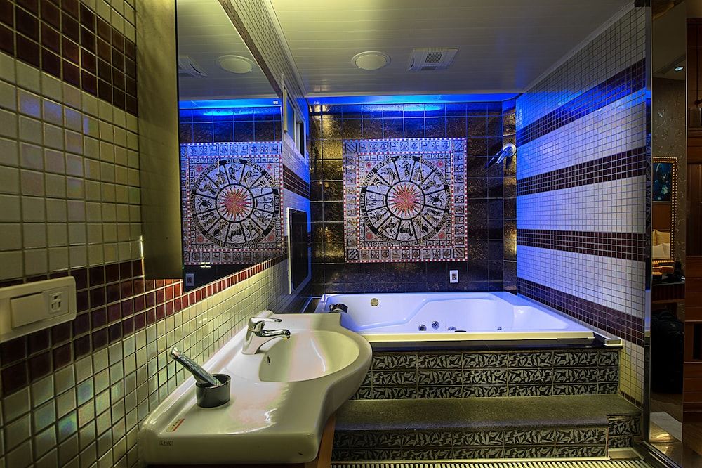 Lai Yin Motel Deluxe Double Room 9