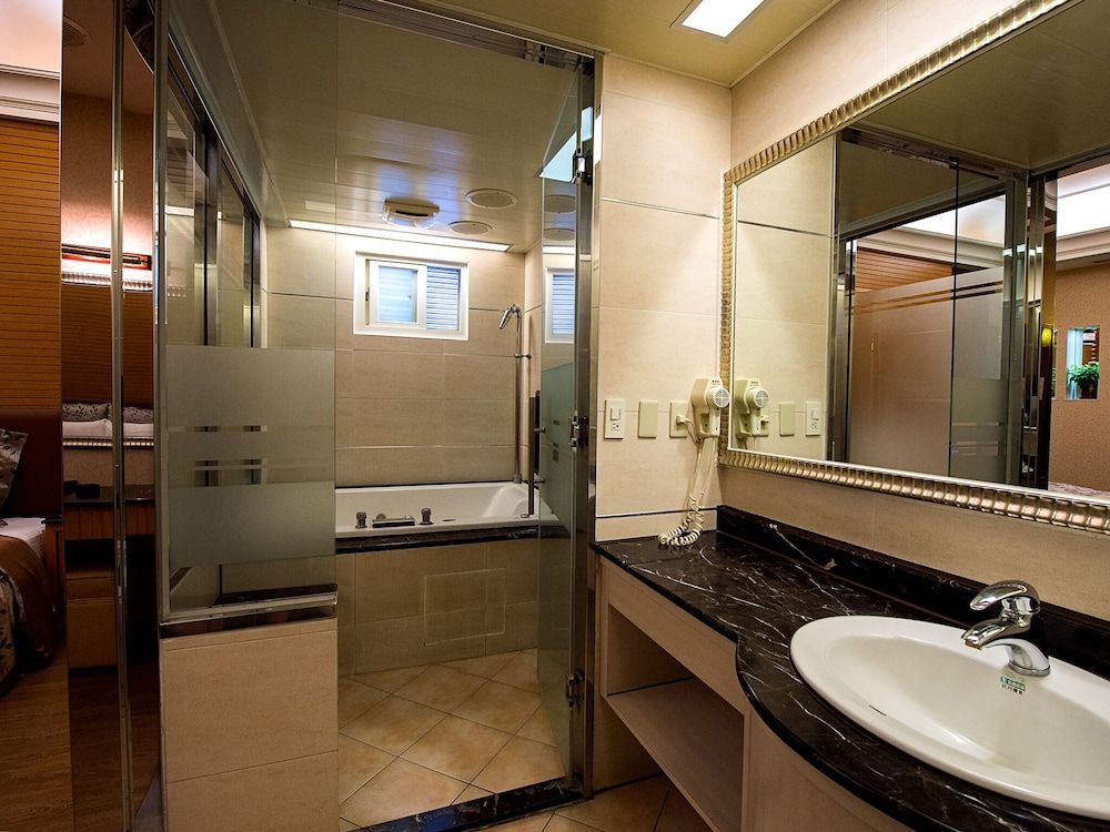 Lai Yin Motel Elite Quadruple Room 10