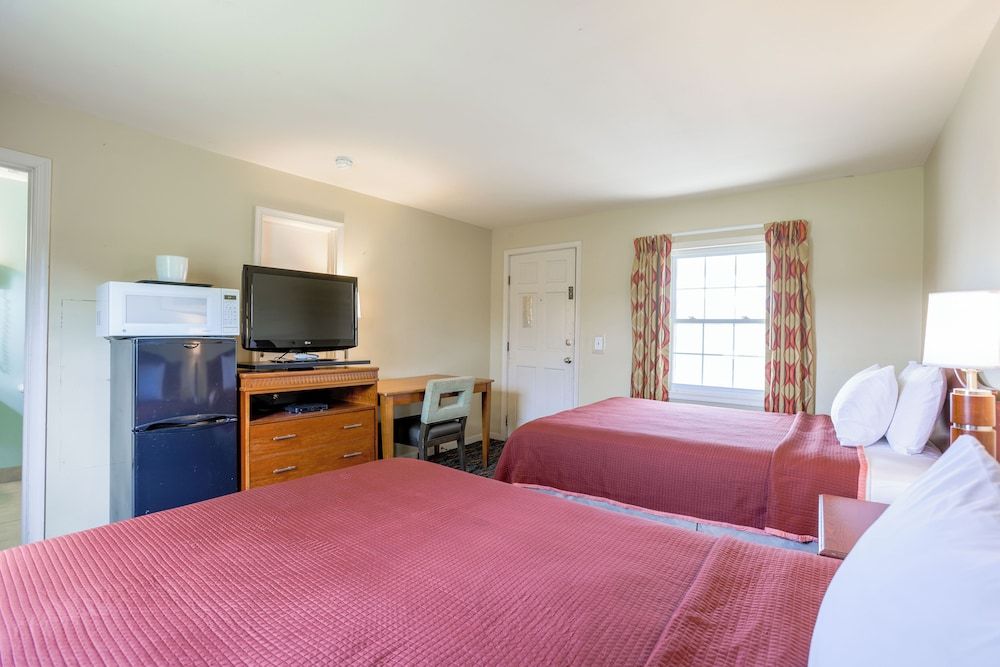 Relax Inn By OYO Natural Bridge I-81 Room, 2 Queen Beds, Smoking 3