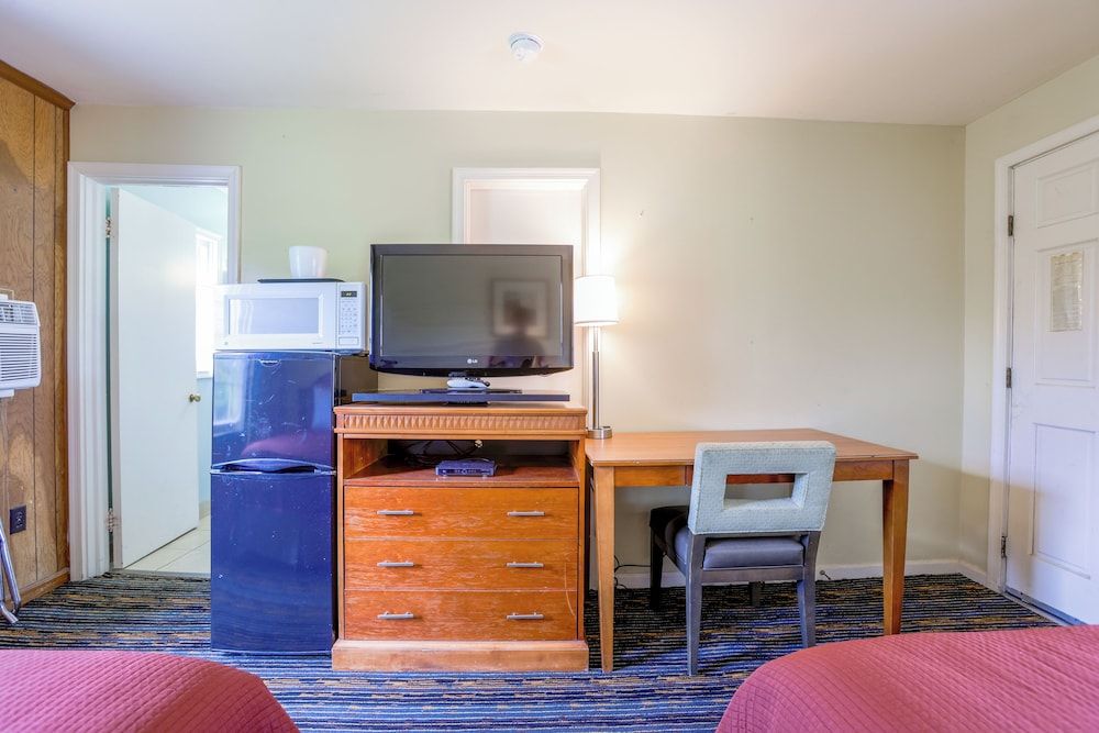 Relax Inn By OYO Natural Bridge I-81 Room, 2 Queen Beds, Smoking 8