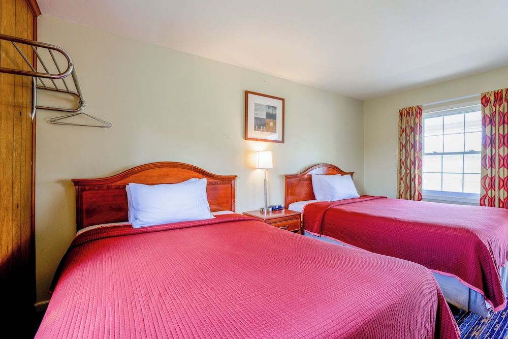 Relax Inn By OYO Natural Bridge I-81 Room, 2 Queen Beds, Smoking 4