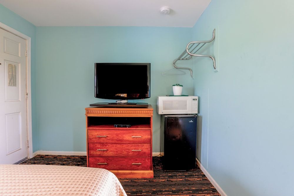 Relax Inn By OYO Natural Bridge I-81 Room, 1 Queen Bed, Non Smoking 8