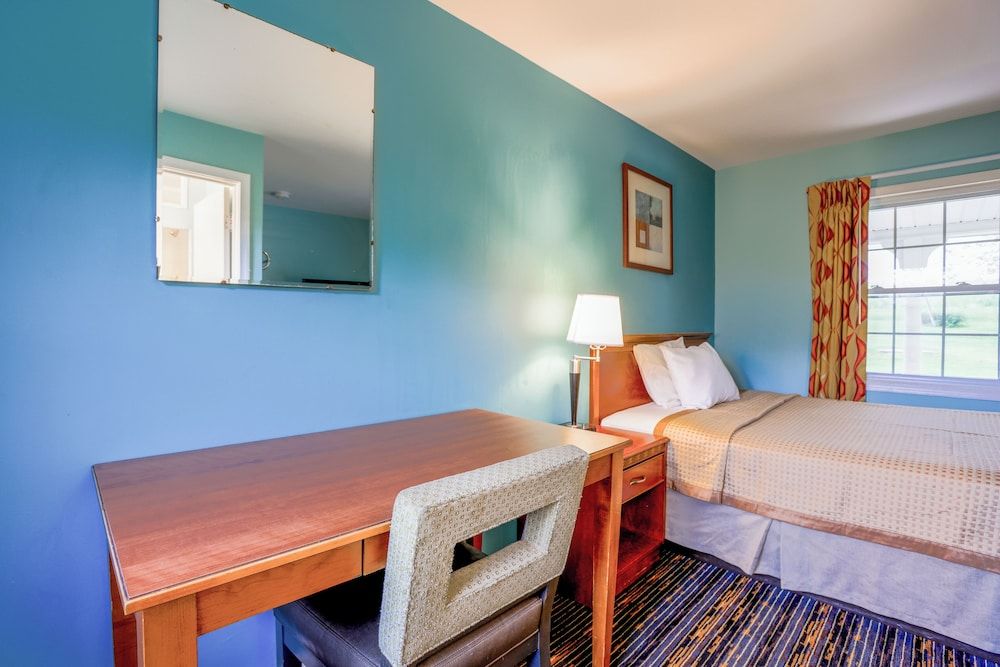 Relax Inn By OYO Natural Bridge I-81 Room, 1 Queen Bed, Non Smoking 2