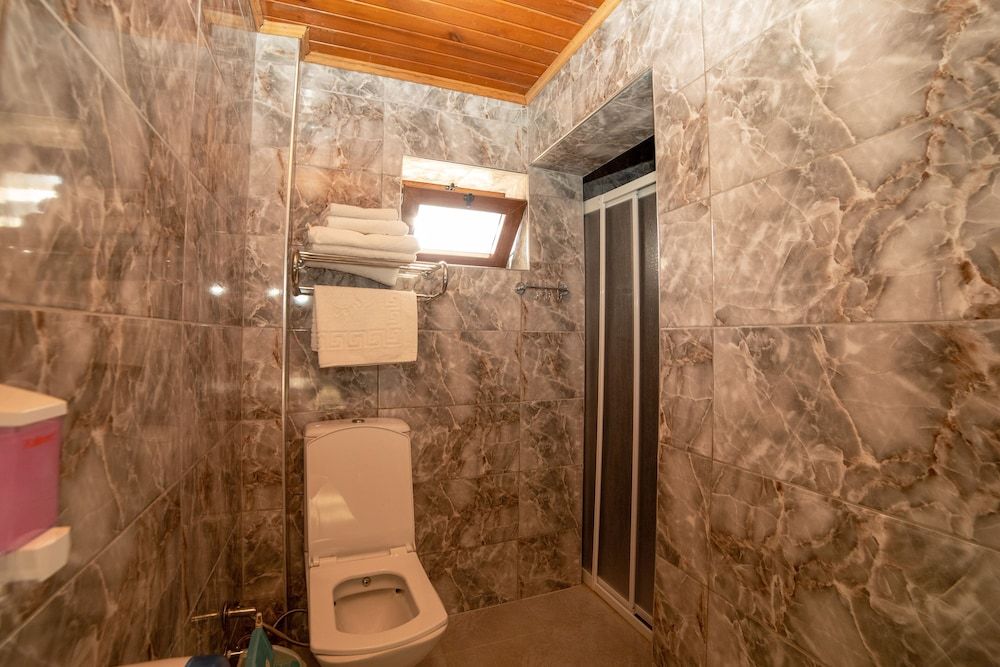 Yakamoz Otel Family Room, Lanai, City View 9