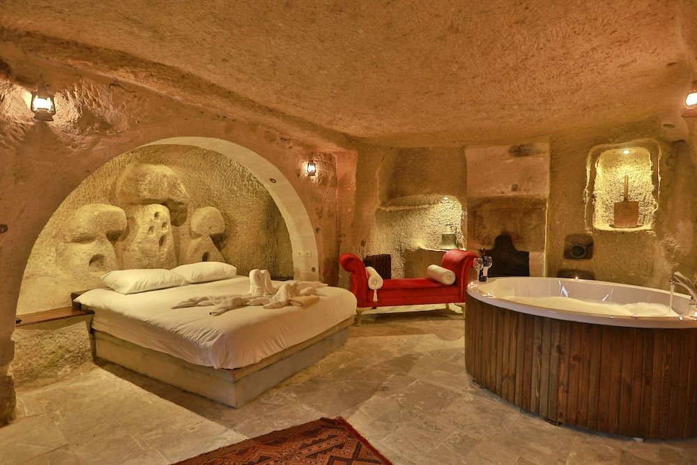 undefined Eagle Cave Inn