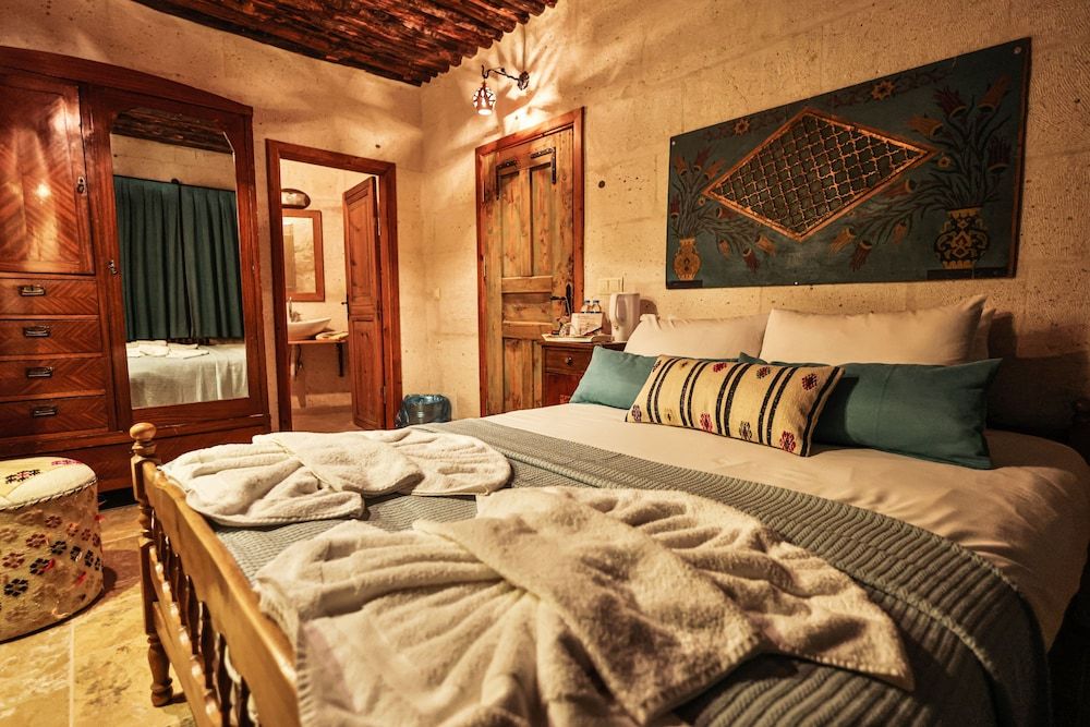 undefined Eagle Cave Inn 4