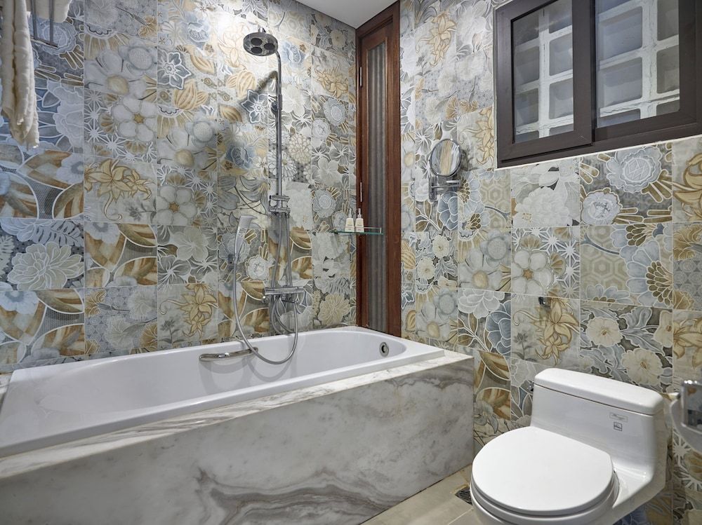 Deep Soaking Bathtub