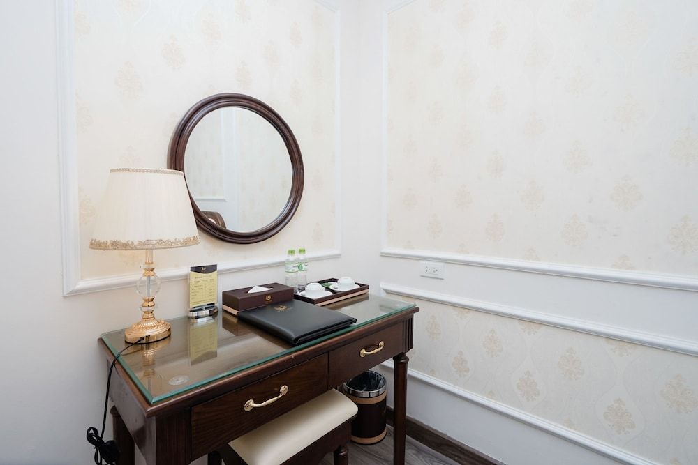 Vincent Halong Hotel Deluxe Room, 1 Queen Bed, Non Smoking, Refrigerator 13