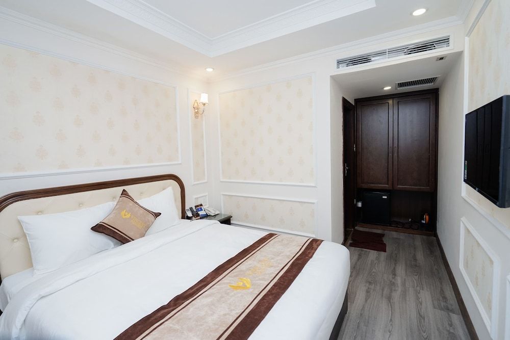 Vincent Halong Hotel Deluxe Room, 1 Queen Bed, Non Smoking, Refrigerator 9