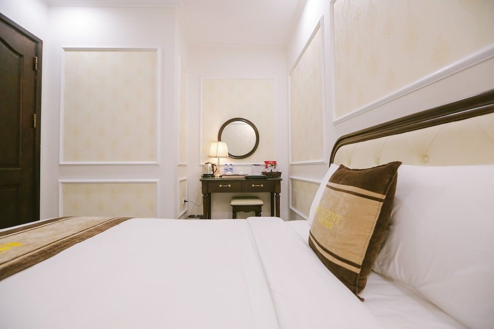 Vincent Halong Hotel Deluxe Room, 1 Queen Bed, Non Smoking, Refrigerator 2