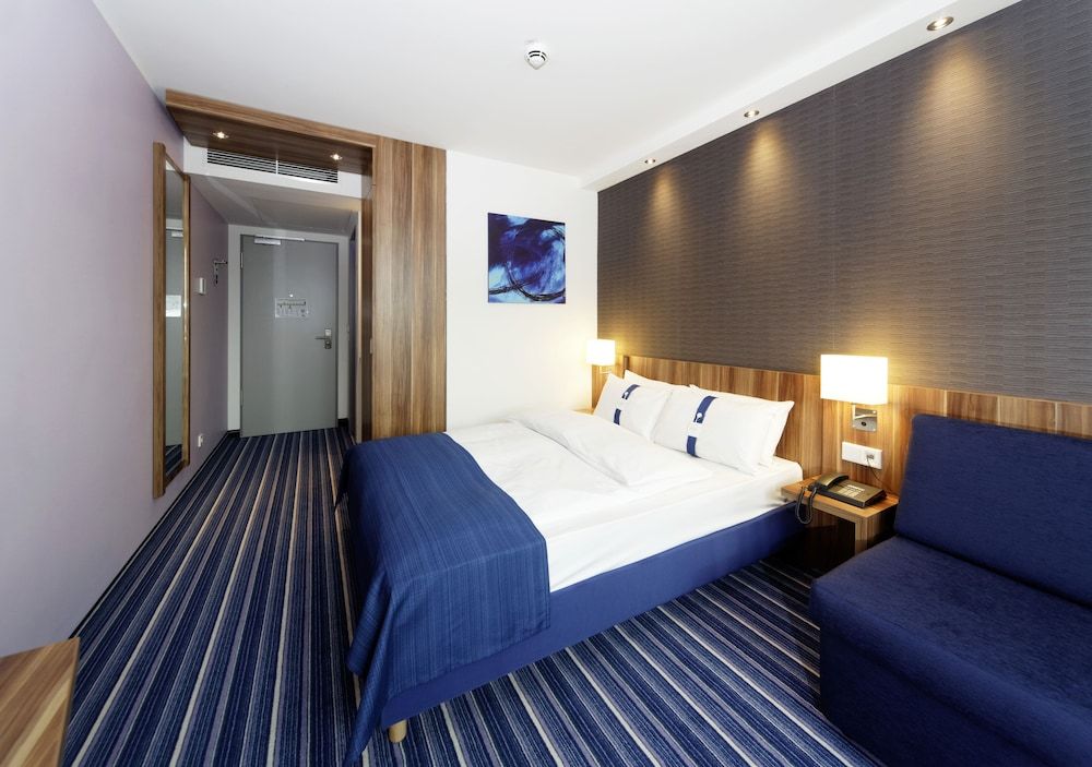 Standard Room, 1 Queen Bed, Courtyard View