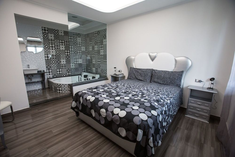 Hotel La Fenice Junior Suite, Jetted Tub 12