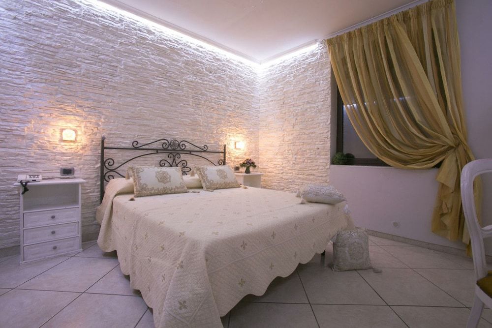 Hotel La Fenice Deluxe Double Room 8