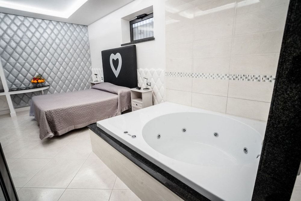 Hotel La Fenice Junior Suite, Jetted Tub 15