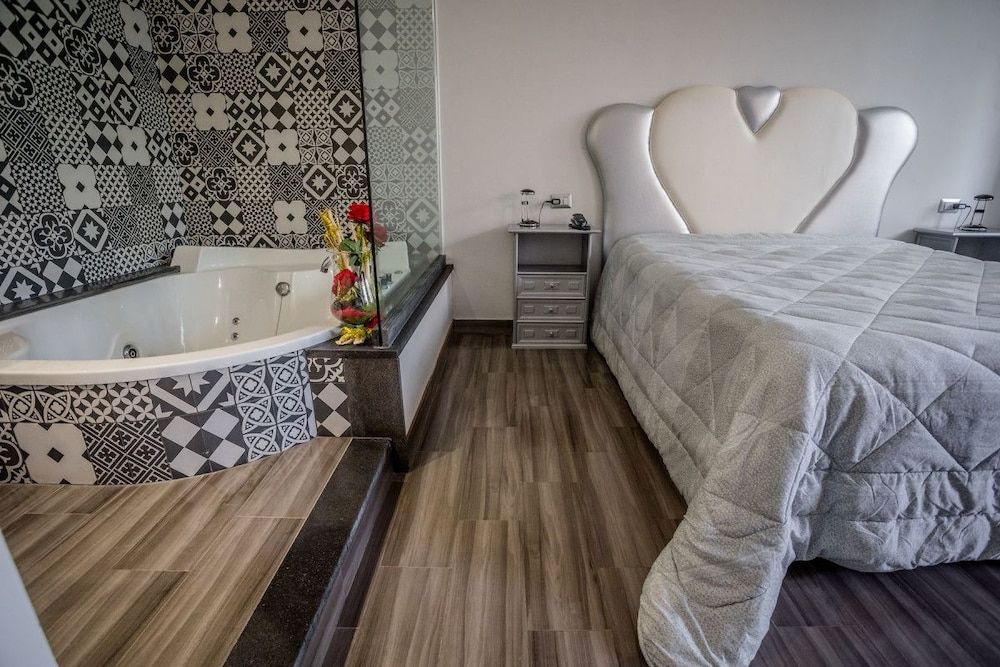 Hotel La Fenice Junior Suite, Jetted Tub 4