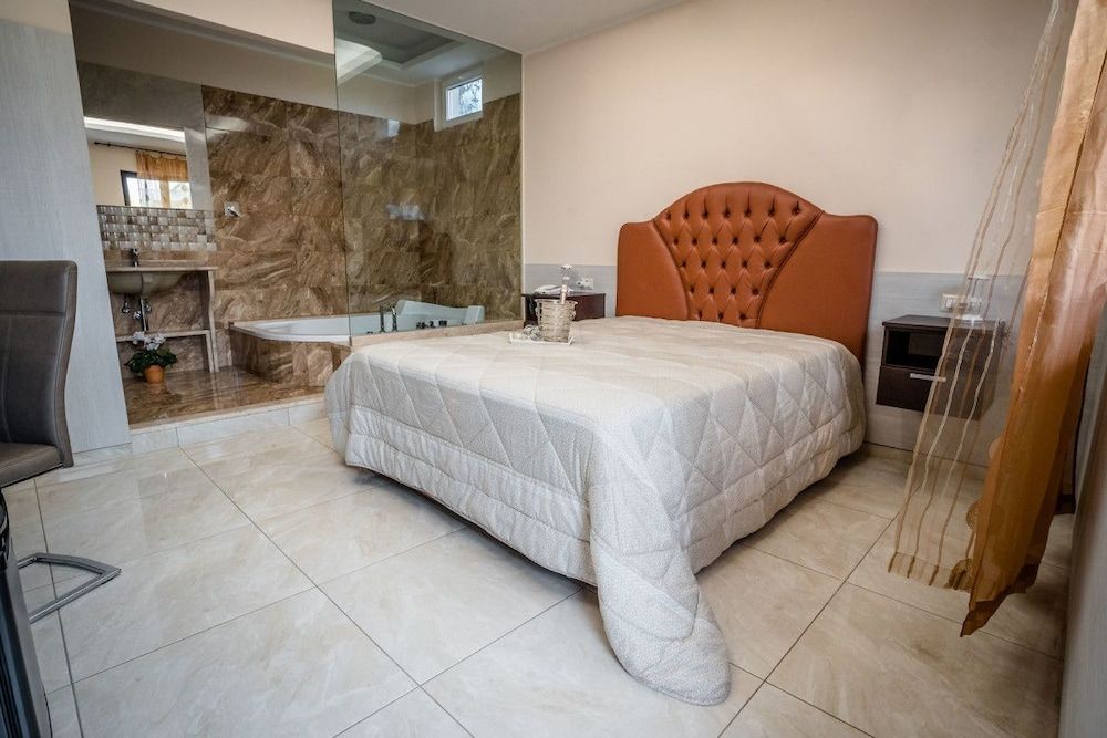 Hotel La Fenice Junior Suite, Jetted Tub 5