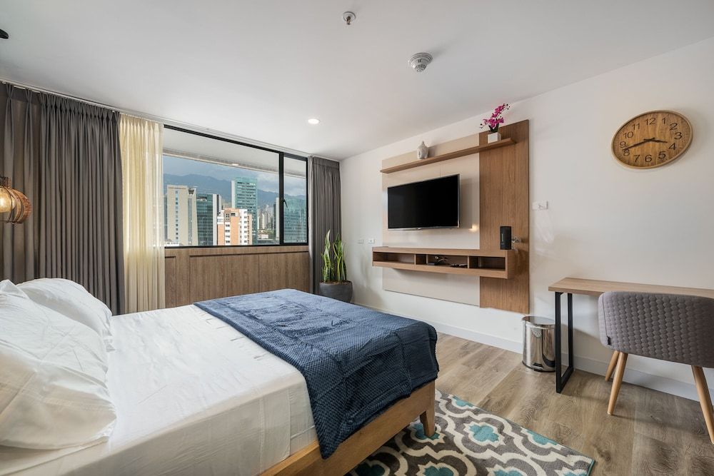 Studio Suite (1406)