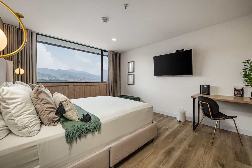 Studio Suite (904)