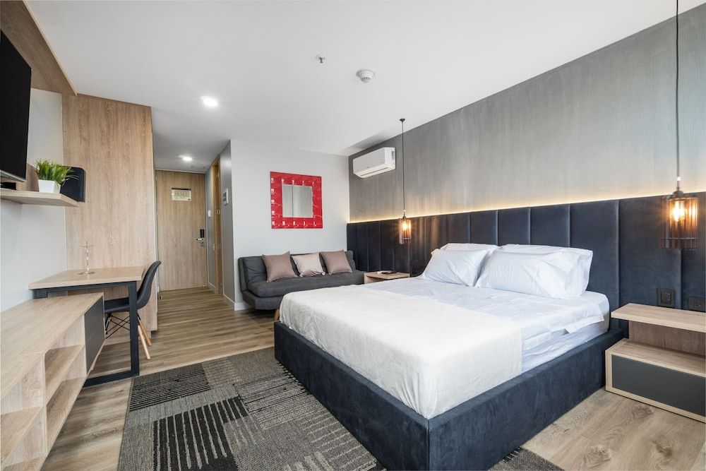 Studio Suite (1417)