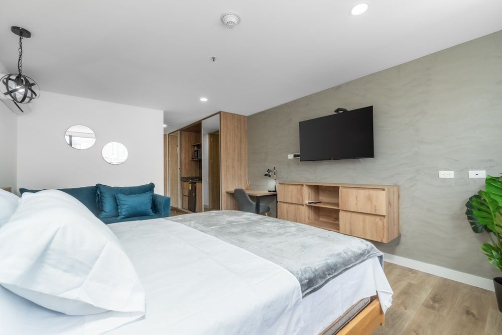 Studio Suite (1205)