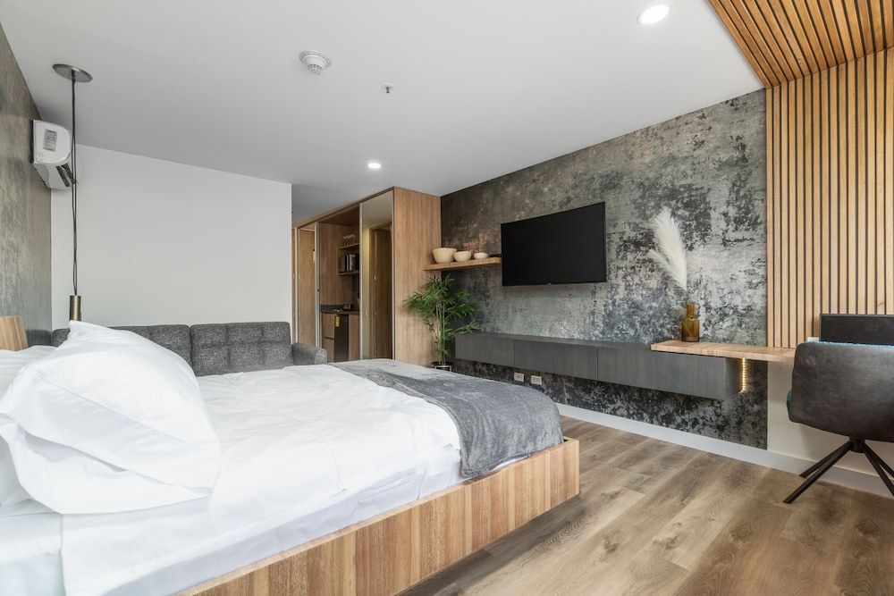 Studio Suite (1413)