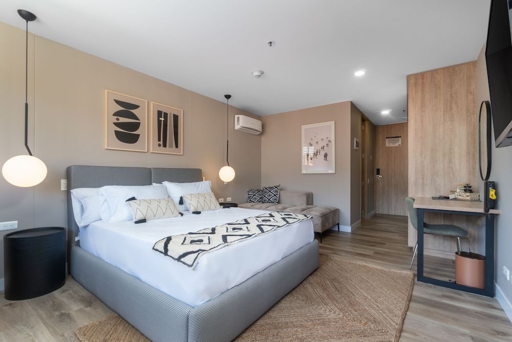 Studio Suite (1111)